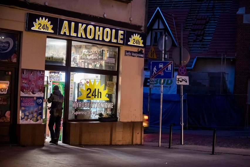 Ceny napojów i popularnych "małpek" szokują - pijesz... ale drożej! Coca-Cola teraz kosztuje krocie