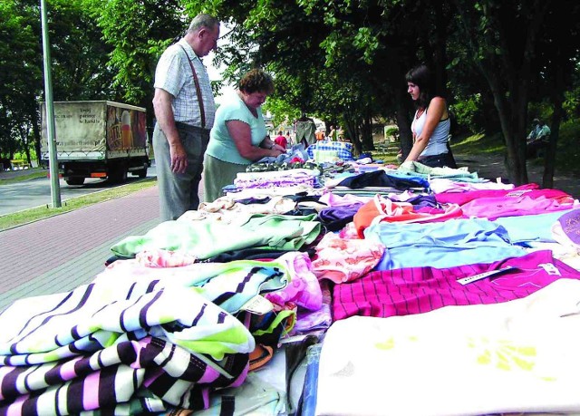 Ulica Armii Krajowej za sprawą ulicznego handlu zamienia się w ulicę Bazarową.