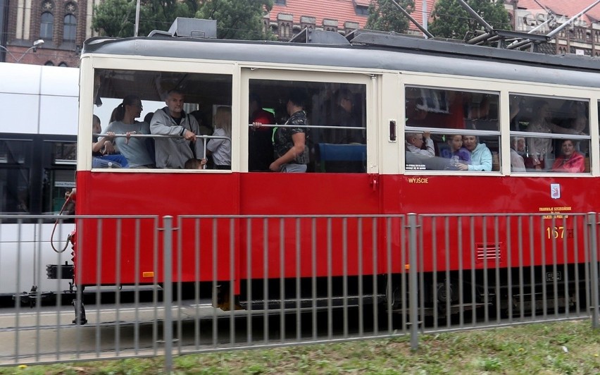 Zabytkowy tramwaj kursuje na turystycznej trasie w Szczecinie