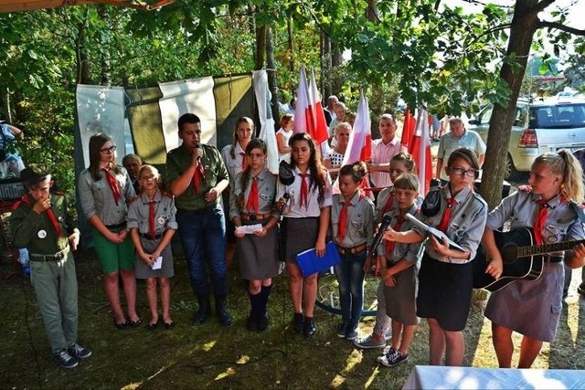 75 lat temu zginęło 21 mieszkańców Podsuliszek, rozstrzelanych przez Niemców za pomoc dla partyzantów. Każdego roku mieszkańcy oddają hołd pomordowanym.