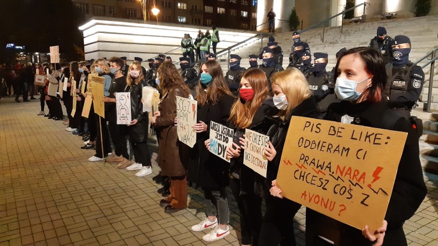 Protest kobiet przed archikatedrą i na ulicach Katowic, 26...