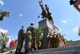 Uroczyste złożenie kwiatów pod pomnikiem Józefa Piłsudskiego w Kielcach. Uczczono Święto Wojska Polskiego [ZDJĘCIA]