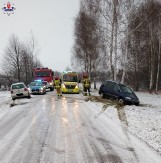 Wypadek w powiecie radzyńskim. 26-latka straciła panowanie nad samochodem. Troje dzieci trafiło do szpitala