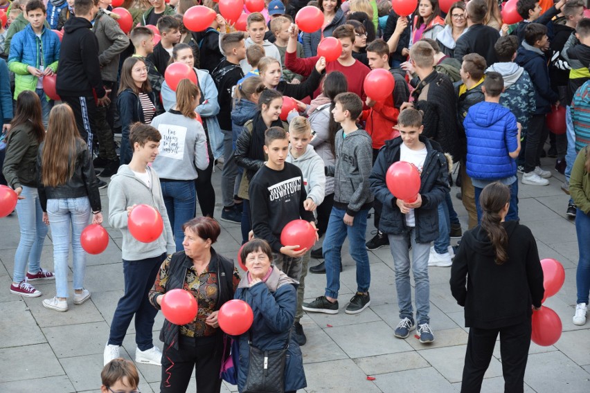 W Gorlicach jest dzisiaj biało-czerwono. Na płycie rynku powstała żywa flaga. Przyszły setki uczniów z biało-czerwonymi balonikami