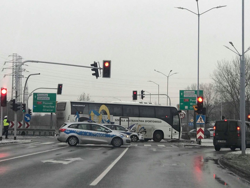 Wypadek w Katowicach na DTŚ. Autokar zderzył się radiowozem. Dwóch rannych policjantów