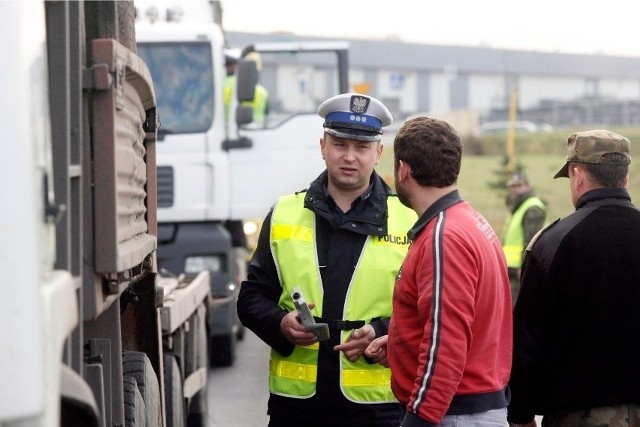 Nowy taryfikator mandatów, który funkcjonuje od 17 września oprócz zasady recydywy, wprowadza ostrzejsze przepisy dotyczące liczby punktów karnych za wykroczenia drogowe. Niektóre mogą kosztować nas aż 15 punktów!Przekonali się już o tym kierowcy z Wrocławia. Asp. Aleksandra Freus z Komendy Miejskiej Policji we Wrocławiu przedstawiła portalowi GazetaWroclawska.pl trzech rekordzistów, którzy dostali punkty karne według nowego taryfikatora w ostatnim tygodniu, od 17 września:1) Wjazd na czerwonym świetle na ulicy Grabiszyńskiej – mandat karny w kwocie 500 z oraz 15 punktów karnych;2) Przekroczenie prędkości przez kierowcę samochodu marki Porsche o 82 km/h (kierowca jechał 132 km/h w miejscu, gdzie dozwolona jest prędkość 50 km/h) – mandat karny w kwocie 2,5 tys. zł i 15 punktów karnych oraz zatrzymane prawo jazdy na okres 3 miesięcy;3) Przekroczenie prędkości o 65 km/h  – mandat karny w kwocie 2 tys. zł i 14 punktów karnych.Maksymalna liczba punktów karnych oznacza, że jeśli wykroczenia z nowego taryfikatora popełnimy dwa razy - stracimy prawo jazdy! Naliczone punkty karne będą ważne na koncie kierowcy przed dwa lata od dnia uiszczenia grzywny. Od 17 września nie ma już możliwości wzięcia udziału w szkoleniach redukujących punkty karne w lokalnych WORD-ach. Przypomnijmy, że limit, którego przekroczenie spowoduje utratę prawa jazdy to:* 24 punkty dla kierowcy który posiada prawo jazdy ponad rok,* 20 punktów dla świeżo upieczonego kierowcy.Nie dziwne jest, że zmiana w przepisach wzbudza powszechny strach wśród kierowców. Za co można otrzymać 15 punktów według nowego taryfikatora? Za jakie wykroczenia jest co najmniej 10 punktów karnych?Zobacz na kolejnych slajdach za które wykroczenia grozi najwięcej punktów karnych. Na kolejne zdjęcie przejdziesz za pomocą gestów na urządzeniu mobilnym, strzałek lub myszki