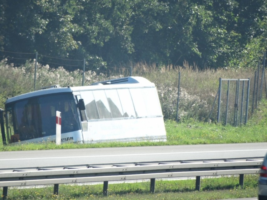 Wypadek na A2. Przewrócił się autokar z dziećmi. Wycieczka z...