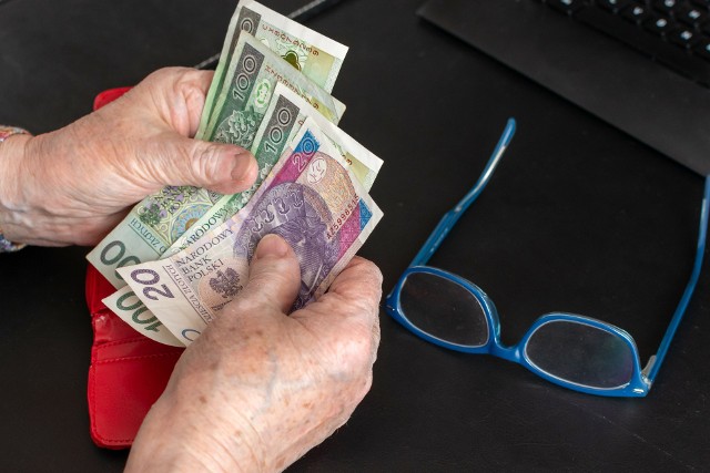 Projekt ustawy PiS w sprawie emerytur stażowych może zakładać utratę prawa do trzynastki i czternastki. Czy przejście na wcześniejszą emeryturę postawi seniorów przed wyborem?