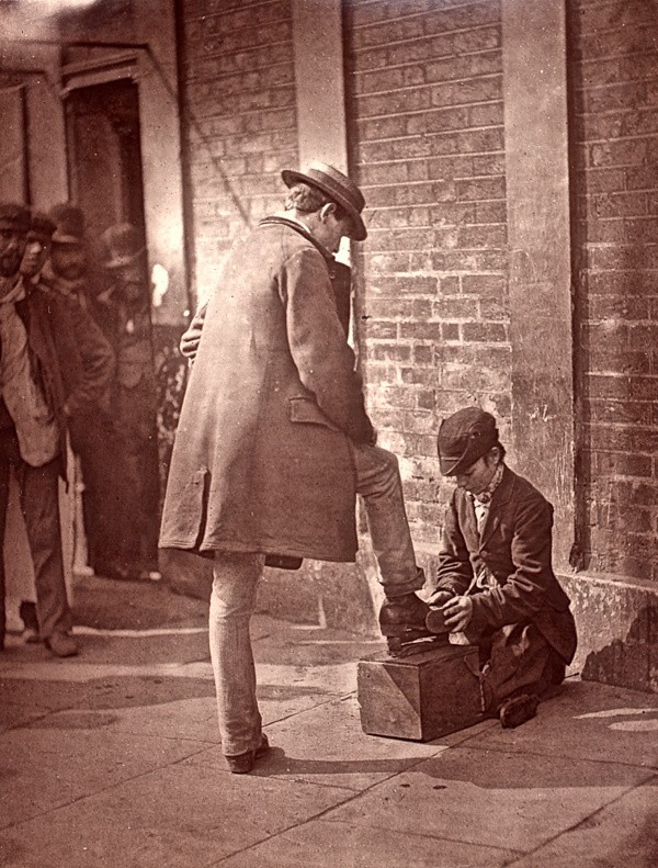 Życie biedoty w wiktoriańskim Londynie. Zobacz unikalne zdjęcia Johna Thomsona