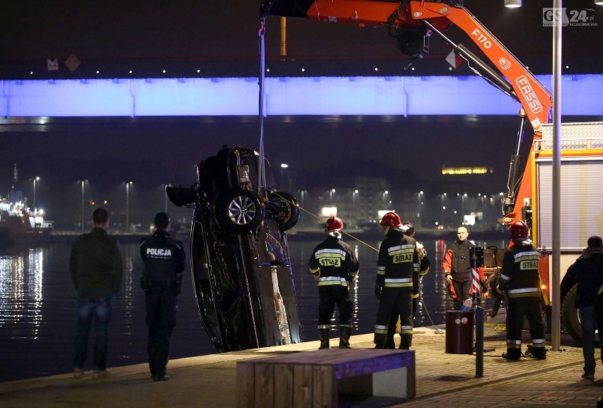 Szczecin: Samochód wpadł do Odry [ZDJĘCIA, WIDEO]