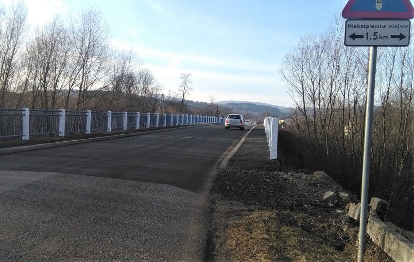 Wojnarowa. Od lat walczą o budowę chodnika przy ruchliwej drodze. Na razie bezskutecznie [ZDJĘCIA]