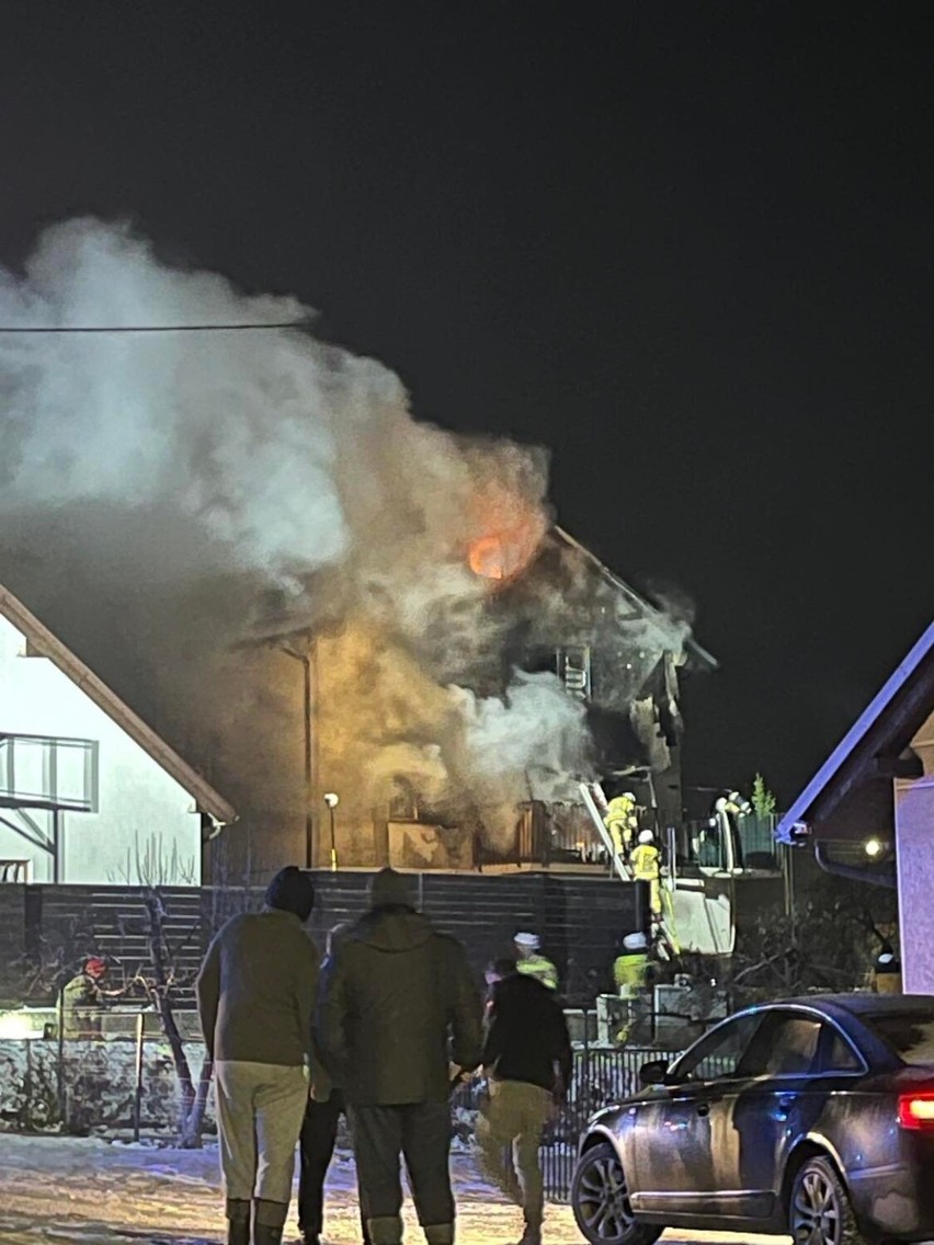 Pożar w Luzinie! Pali się dom przy ul. Ofiar Stutthofu. 14.12.2022. WIDEO, ZDJĘCIA