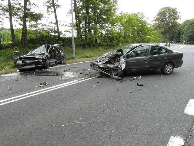 Kierowcy renault nic się nie stało. Troje podróżujących z forda przebywa w szpitalu.