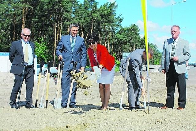 Za 46 mln zł połączą most na Odrze z S3 Bez żartów i żarcików obejść się nie mogło. Robert Paluch (pierwszy z lewej): - To ja biorę czarny szpadel. Elżbieta Polak (w środku): - Czarny charakter to i czarny szpadel...