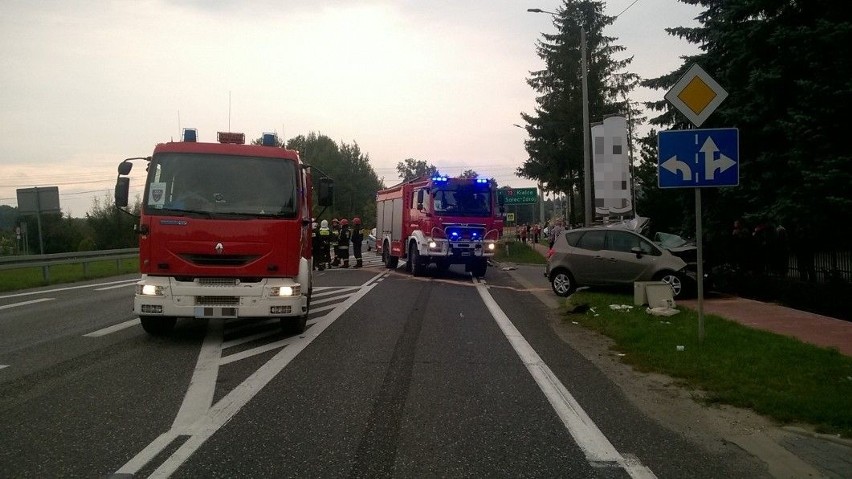 Poważny wypadek na drodze krajowej numer 73 w Stopnicy. Kierowca zmarł