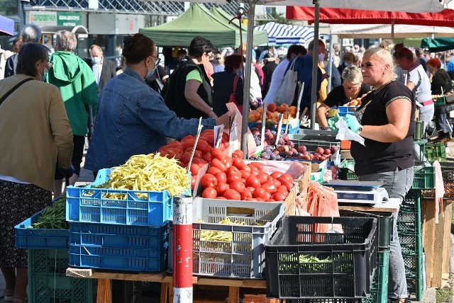 W piątek 4 września na Miejskim Placu Targowym w Kielcach chętnie kupowano też tańsze warzywa i owoce na przetwory - można było kupić pomidory po 2,50 czy śliwki po 4, papryka po 4. Niestety widać lekki ruch cen w górę. Lekko zdrożało wiele produktów - między innymi jabłka, borówka amerykańska, kalafior czy pietruszka. Ciekawostką były... truskawki po 18 złotych za koszyczek.Na kolejnych slajdach zobaczcie ile kosztowały najpopularniejsze warzywa i owoce w piątek 4 września 