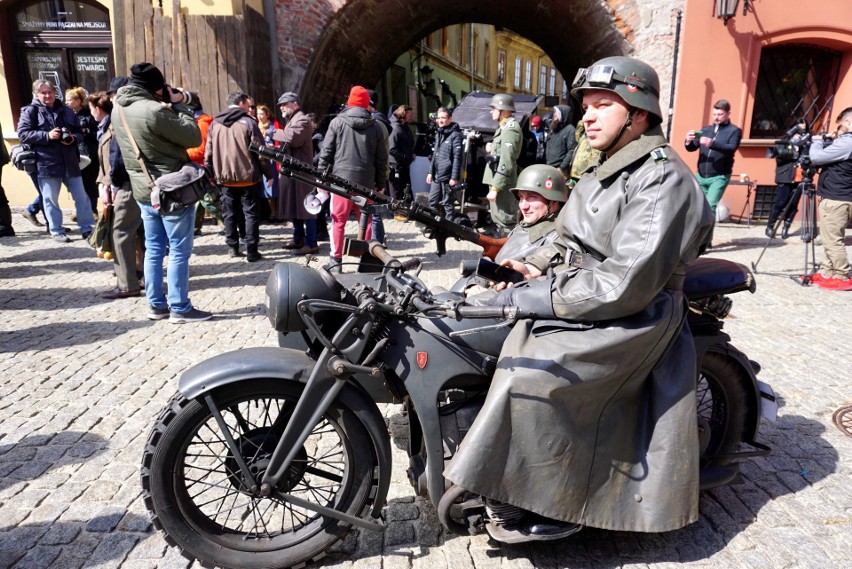 Wstrząsające sceny na Starym Mieście – egzekucja na Rynku. Filmowcy kręcą film o Polce, która w czasie II wojny światowej ratowała Żydów