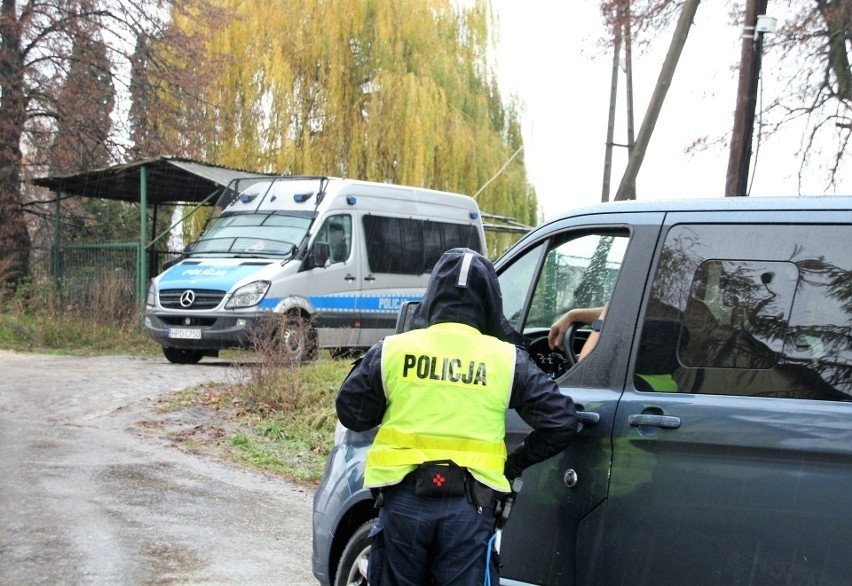 Trwają prace w Przewodowie, gdzie doszło do wybuchu pocisku rosyjskiego pochodzenia. Przedstawiamy fotogalerię z miejsca zdarzenia