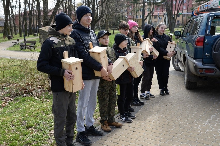 Młodzież z budkami dla ptaków, które zostaną zamontowane w...