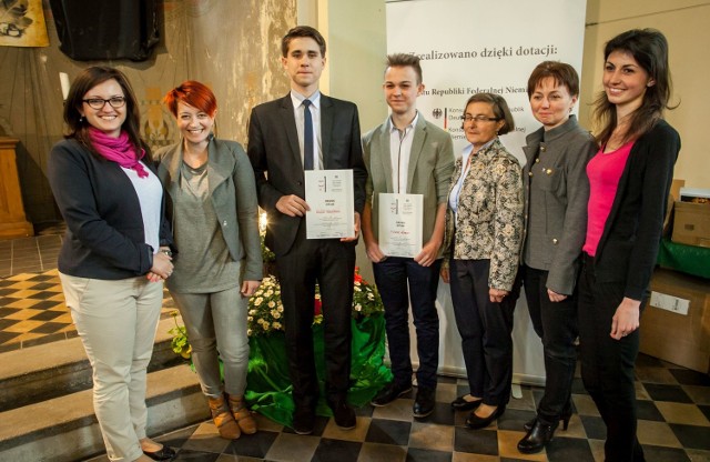 Rafał Kaufman i Fabian Komor, zwycięzcy w kategorii szkół ponadpodstawowych, są od lat wierni pasji recytowania po niemiecku. Na zdjęciu z członkiniami jury.