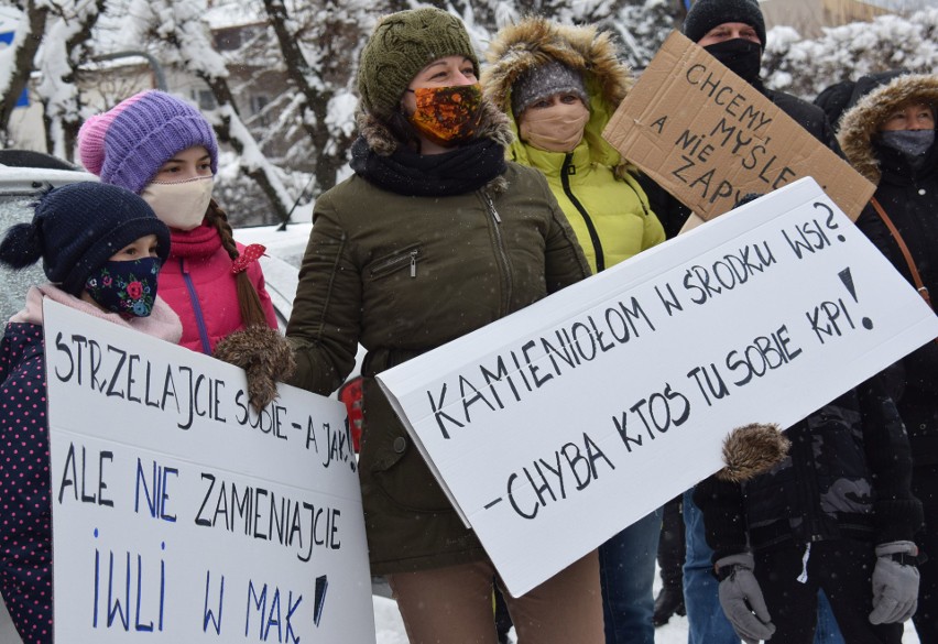 Mieszkańcy Iwli nie chcą kamieniołomu w swojej wsi. Zorganizowali protest w formie spaceru ulicami Dukli [ZDJĘCIA]