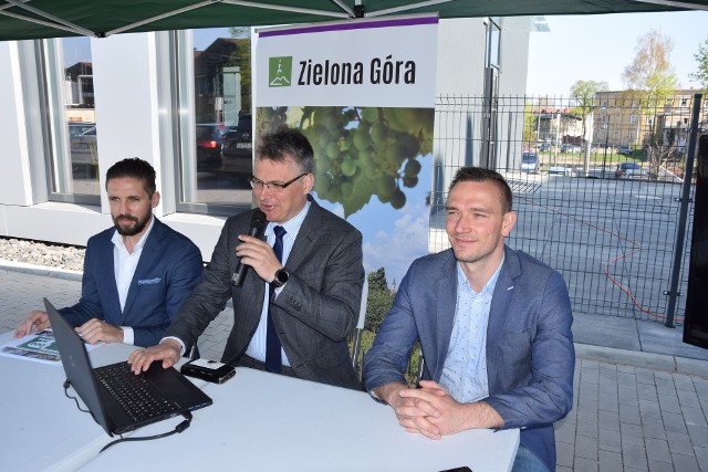 Filip Gryko, Janusz Kubicki, Paweł Wysocki informują o nowych miejscach parkingowych
