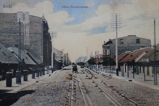 Tak na początku XX wieku wyglądała ulica Piotrkowska. Stoją na niej charakterystyczne domy tkaczy