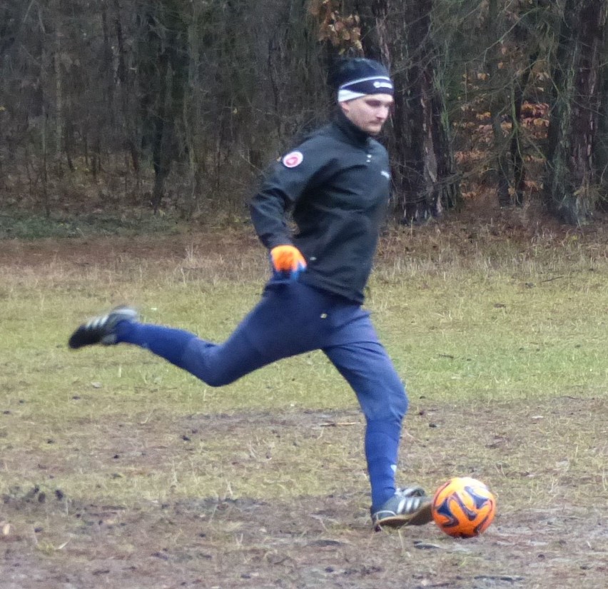 Kolarze mieli w Kielcach sylwestrowy mecz piłki nożnej. Grali Zbigniew Piątek i Kazimierz Stafiej [DUŻO ZDJĘĆ, WIDEO]