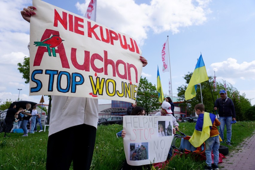 Pod Auchan przy ul. Chodźki polała się „krew”. To kolejny sprzeciw wobec obecności firmy na rosyjskim rynku