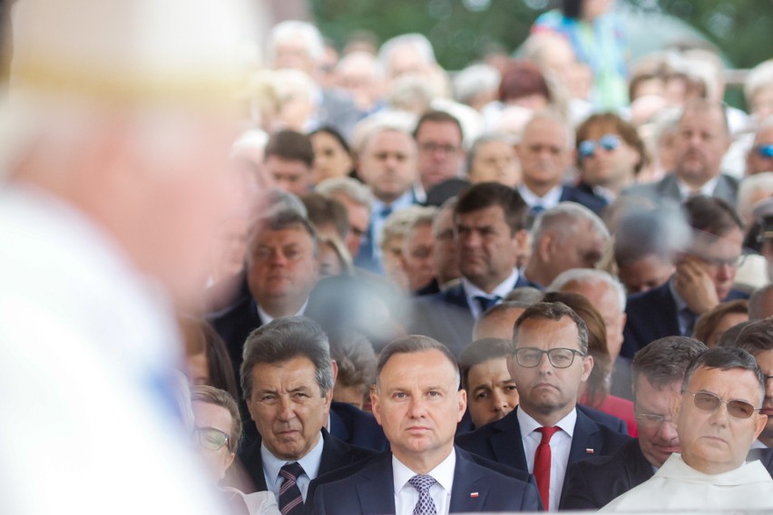 Prezydent RP Andrzej Duda (C) oraz podsekretarz stanu w...