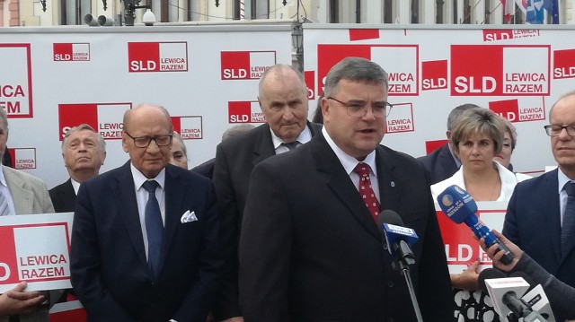 Na pierwszym planie kandydat KWW SLD LR na prezydenta Przemyśla Tomasz Kulawik. Nz. z lewej prezydent Rzeszowa Tadeusz Ferenc.