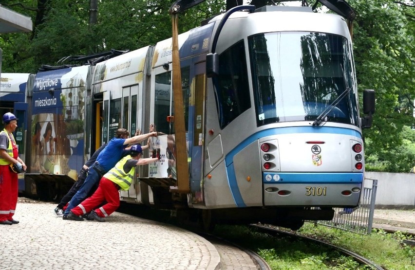 Dwa wykolejenia we Wrocławiu. MPK wprowadziło objazdy [ZDJĘCIA]