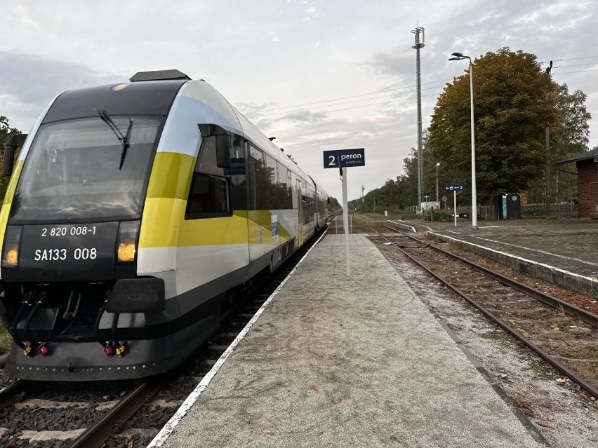 Tragedia na torach na Dolny Śląsku. Pociąg potrącił pieszego na przejeździe kolejowym