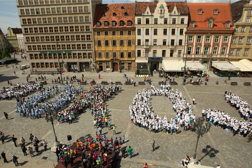 Wielki napis "POKÓJ" na płycie wrocławskiego Rynku. Zobacz, czy jesteś na zdjęciach (FOTO, FILM)