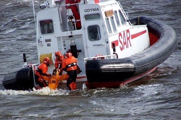 Przewrócony jacht w Gdyni. Nie żyją dwie osoby z załogi, poszukiwania ostatniego pasażera zawieszone. Jedna osoba w szpitalu