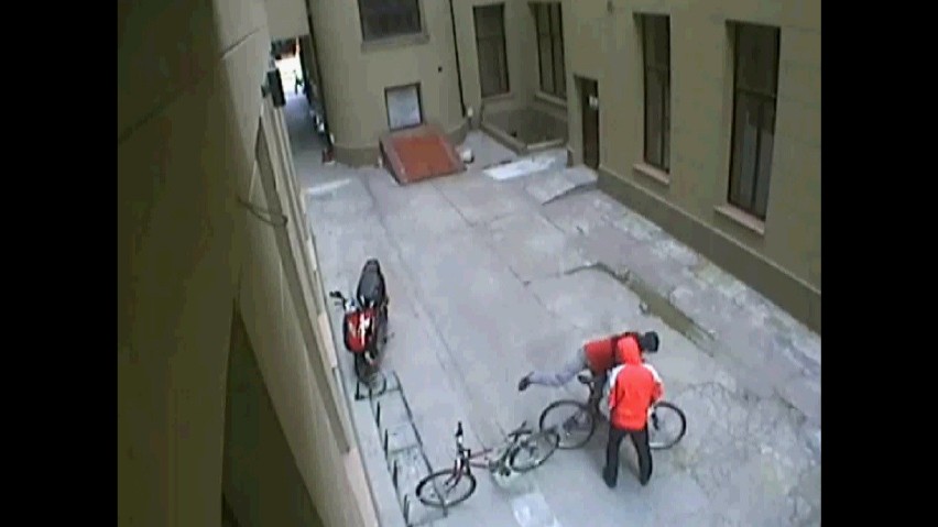 Rabuś wsiada na skradziony rower i odjeżdża w kierunku ul....
