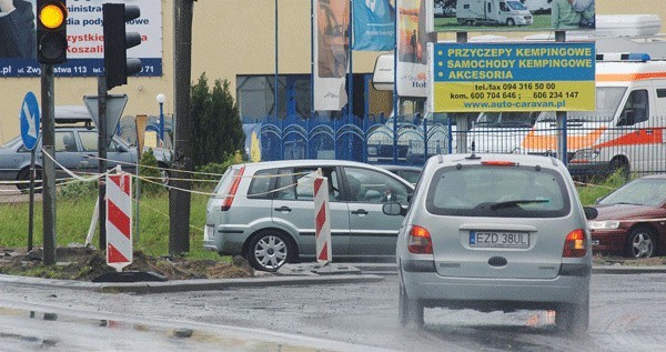 Firma "Colas&#8221; z Koszalina na przebudowę skrzyżowania w Mścicach ma termin do soboty. By zdążyć, pracować będzie nocą. 