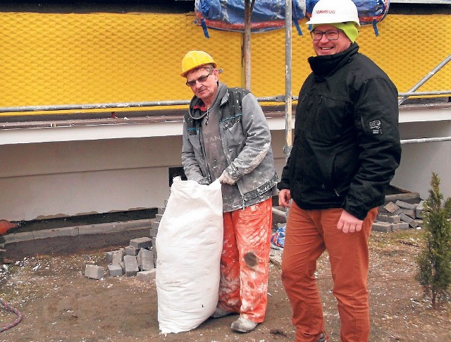 Trwa docieplanie styropianem bloków na Rubinkowie II. Przy Piskorskiej 5 wykonano już duży zakres robót - budynek jest częściowo pomalowany. Na zdjęciu (z prawej) Marcin Gerke, majster budowy