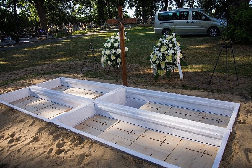 Pogrzeb szczątków dawnych mieszkańców Jeżowego, wydobytych na budowie drogi