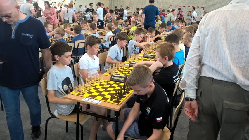 Duże sukcesy młodych szachistów z Tarnobrzega na kilku turniejach