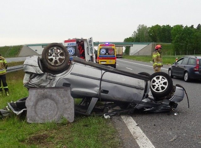 Do wypadku na autostradzie A1 (190,2 km) w m. Lipiny w powiecie włocławskim (gm. Brześć Kujawski) doszło w środę 17 maja 2023 roku. Na jezdni w kierunku Gdańska zderzyły się samochody: ciężarowy i osobowy, który dachował.