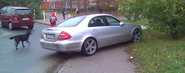 Bezmyślne parkowanie na chodniku przy ul. Taczaka w Gorzowie.