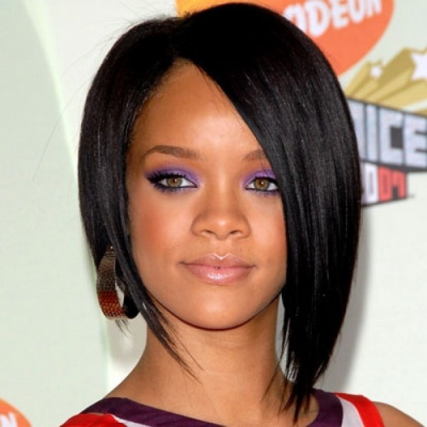 jedną z gwiazd noszącą na głowie rozmaite wariacje na temat strzyżenia typu "bob" jest wokalistka Rihanna.
