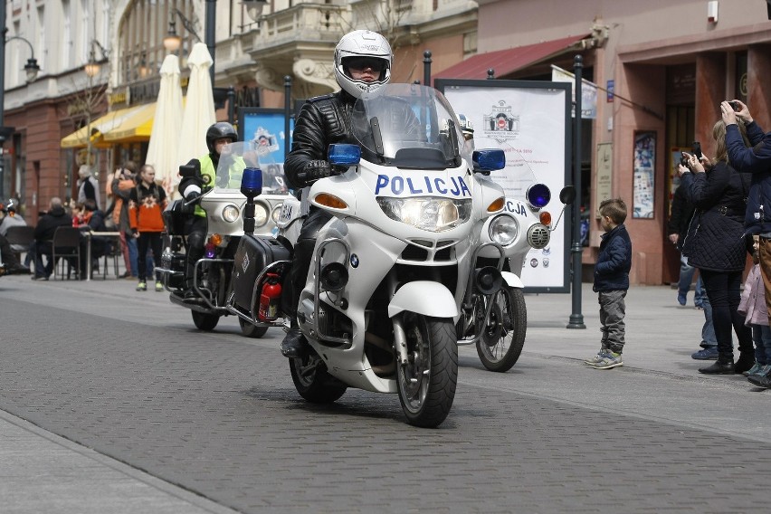 Parada motocykli na Piotrkowskiej. Miłośnicy jednośladów rozpoczęli sezon [ZDJĘCIA]