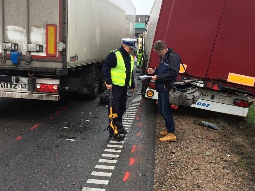 Raczki. Wypadek i pożar na obwodnicy. Zderzyły się trzy tiry...