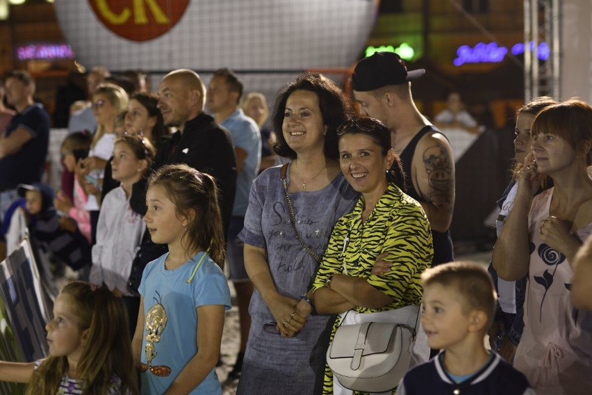 Wenta, Szmal i Zagumny zagrali na kieleckim Rynku w charytatywnym meczu siatkówki plażowej [ZAPIS TRANSMISJI]