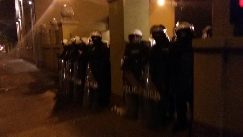 Po godz. 22.00 doszło do kolejnych starć z policją, tym...