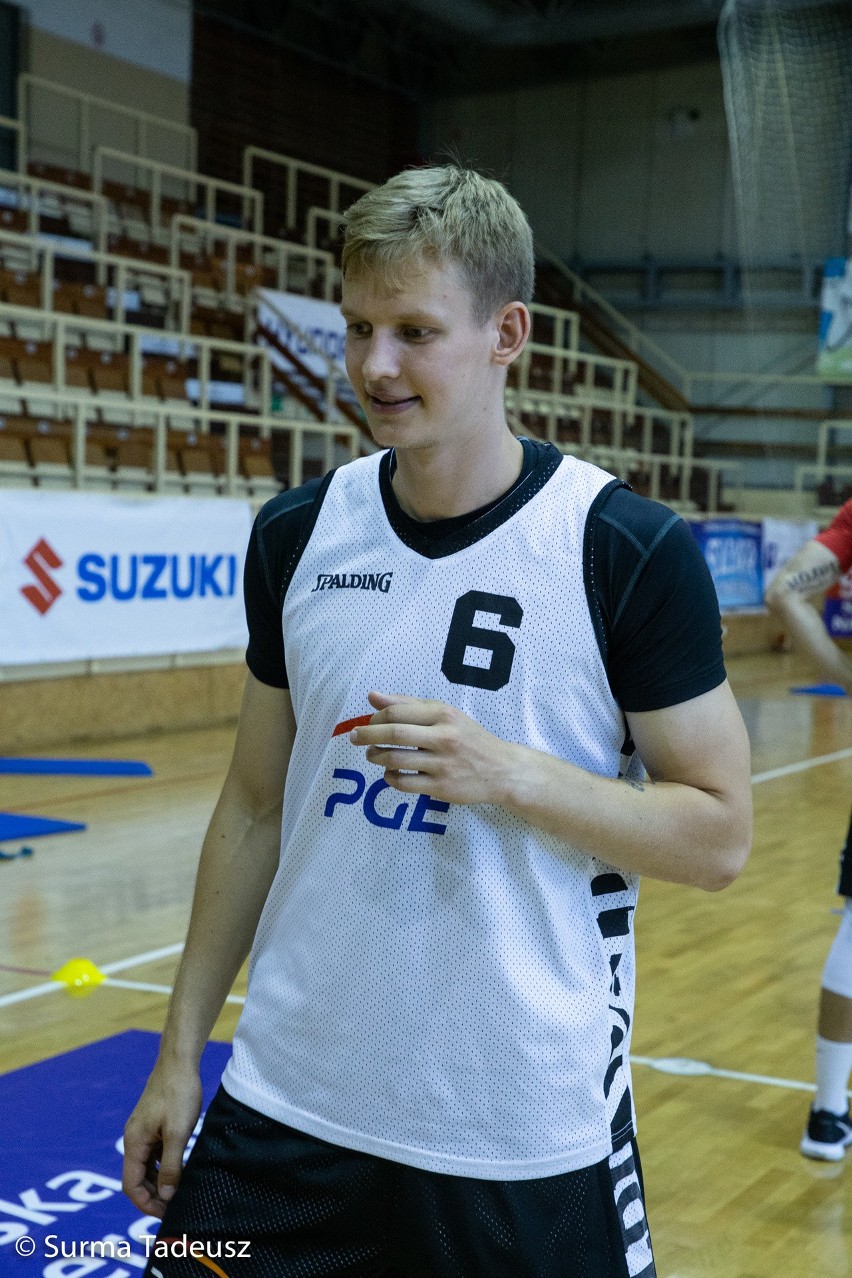 Poniedziałkowy trening PGE Spójni Stargard w hali Ośrodka...