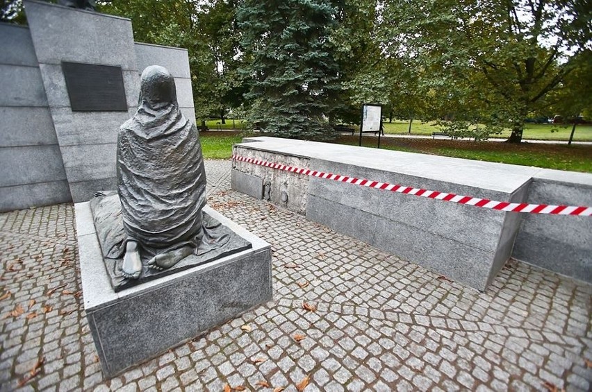 Uszkodzony pomnik ofiar zbrodni katyńskiej we Wrocławiu...