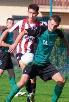 Przy piłce Maciej Bosak (Zieleńczanka), za nim Bartosz Kapustka FOT. TOMASZ BOCHENEK